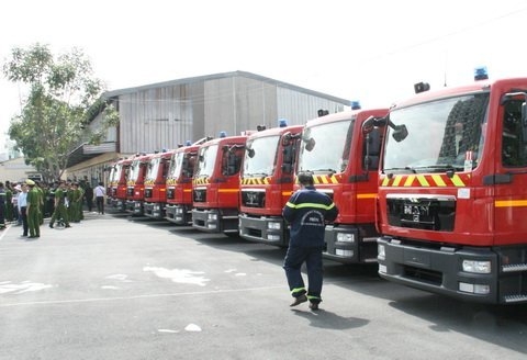 Tiếp nhận 15 xe chữa cháy hiện đại nhất Tiếp nhận 15 xe chữa cháy hiện đại nhất