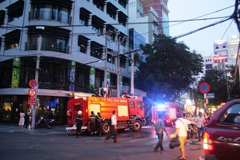 Cháy nhà 9 tầng, hàng chục người được giải cứu Cháy nhà 9 tầng, hàng chục người được giải cứu