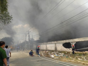 Cháy kho chứa lốp ô tô ở Bình Dương, cột khói đen cao hàng trăm mét Cháy kho chứa lốp ô tô ở Bình Dương, cột khói đen cao hàng trăm mét