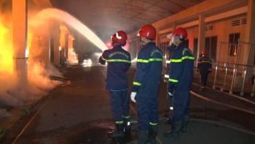 Xuyên đêm phối hợp dập lửa cứu kho vải Xuyên đêm phối hợp dập lửa cứu kho vải