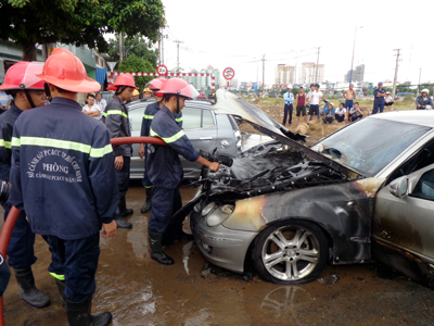 Xe ôtô Mercedes E200 bốc cháy khi đang lưu thông trên đường Xe ôtô Mercedes E200 bốc cháy khi đang lưu thông trên đường