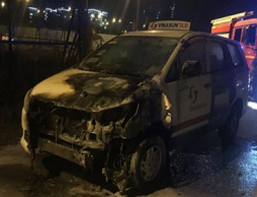 Quận 2: Cháy xe taxi đang chạy trên đường Sài Gòn Quận 2: Cháy xe taxi đang chạy trên đường Sài Gòn