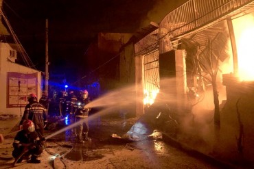 TP. HCM: Xưởng sản xuất sơn ở quận Bình Tân cháy lớn, gần 100 cán bộ chiến sĩ xuyên đêm dập lửa TP. HCM: Xưởng sản xuất sơn ở quận Bình Tân cháy lớn, gần 100 cán bộ chiến sĩ xuyên đêm dập lửa